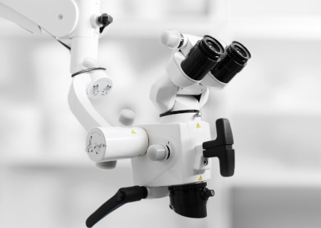Bild eines Mikroskops für Wurzelkanalbehandlungen / Mikroskopische Endodontie