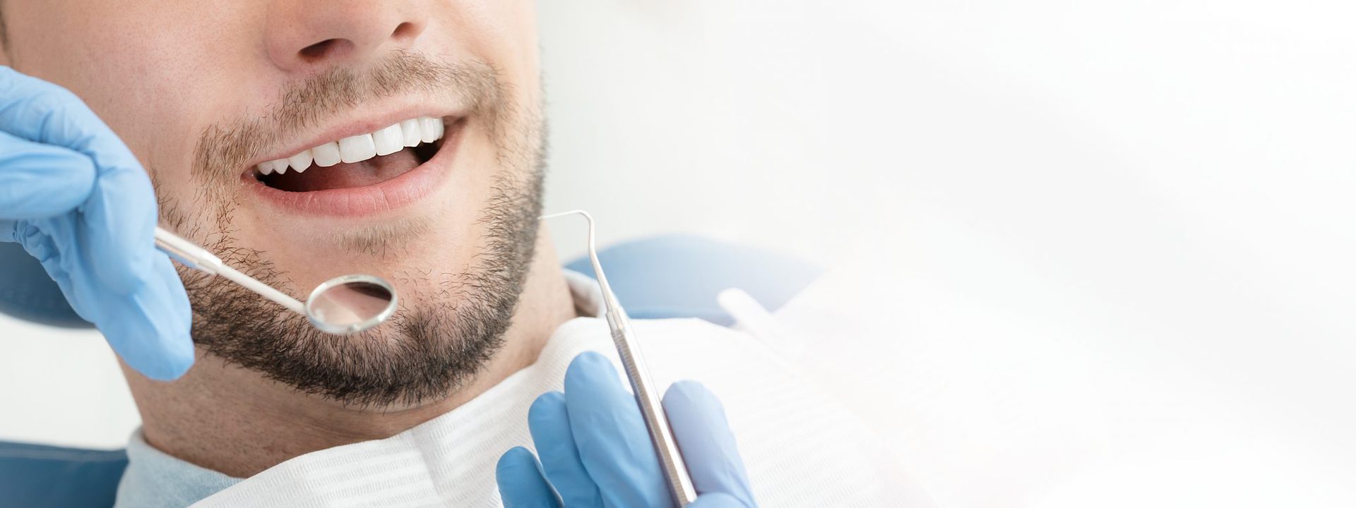 Lächeln eines Patienten nach dem Bleaching / professionelle Zahnaufhellung
