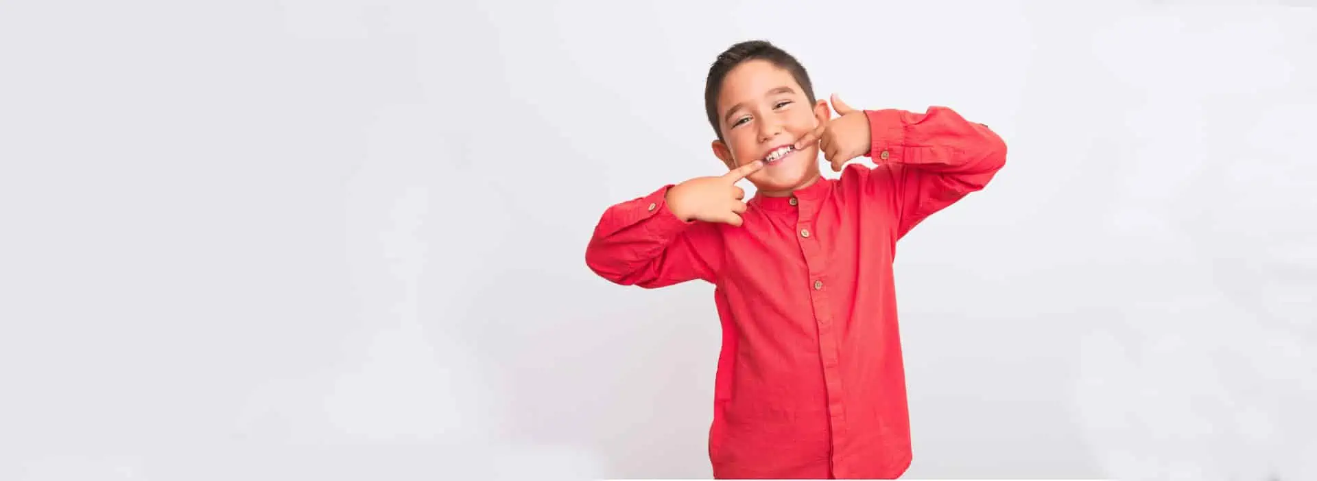 Lachender Junge bei der Kinderprophylaxe