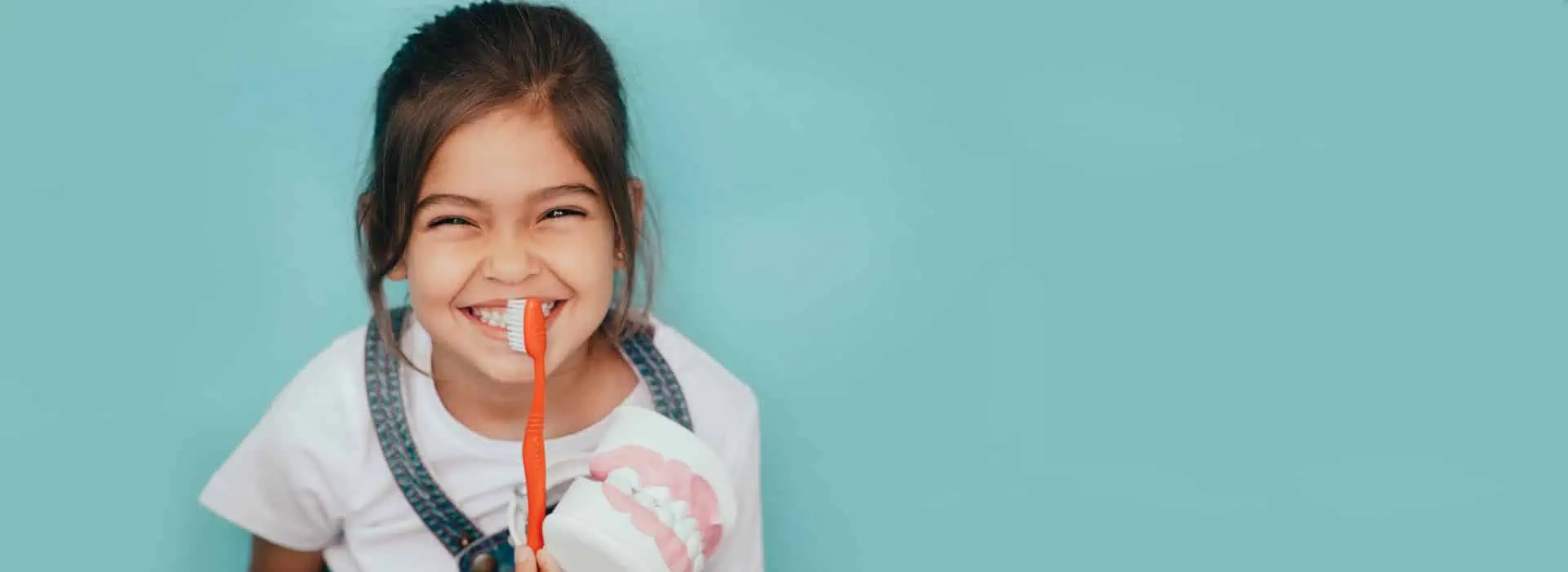 Lachendes Mädchen bei der Kinderprophylaxe