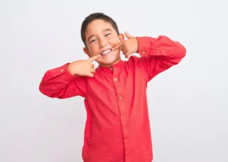 Lachender Junge bei der Kinderprophylaxe